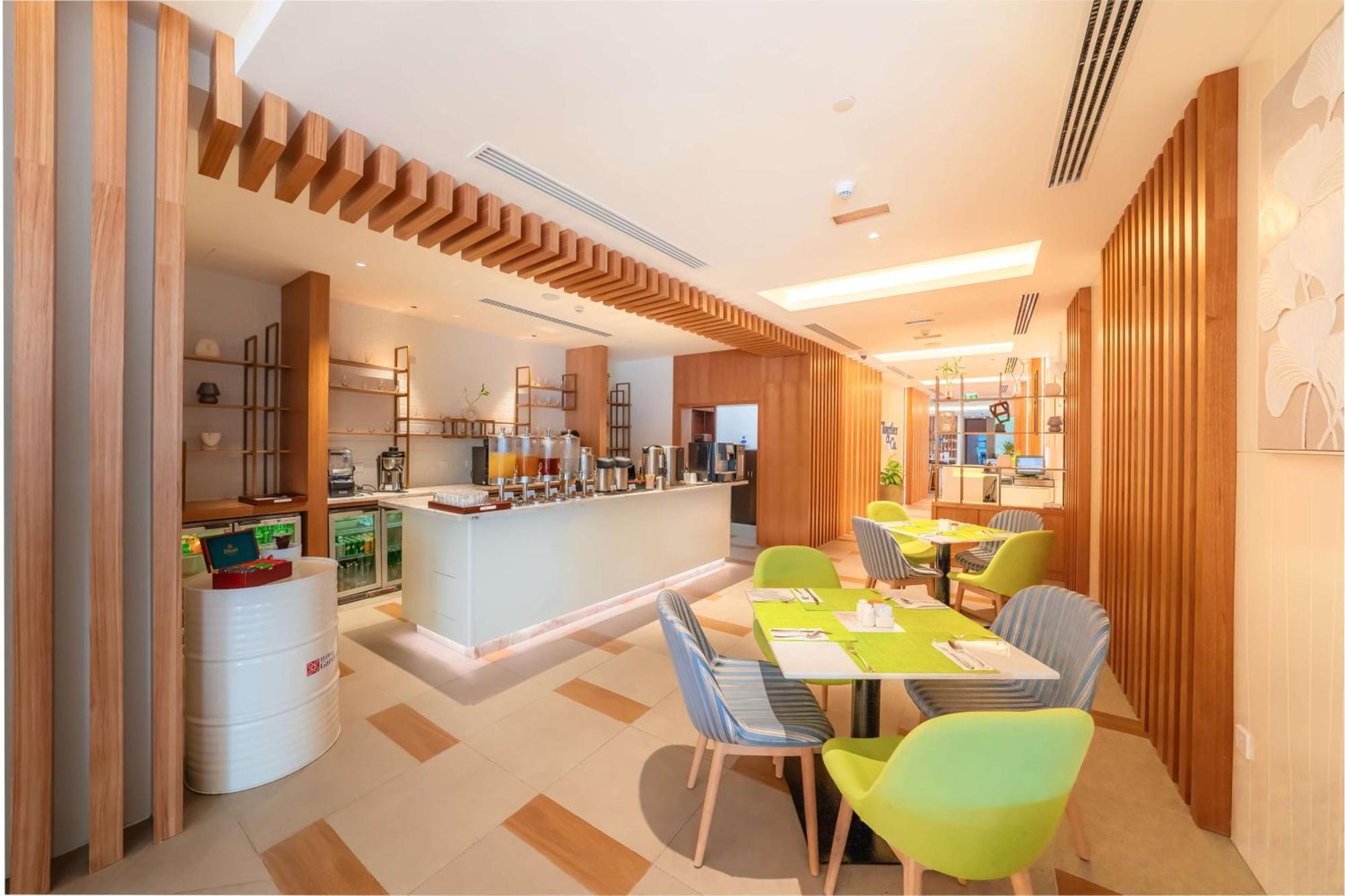 Hilton Garden Inn Dubai Jumeirah Exterior photo
