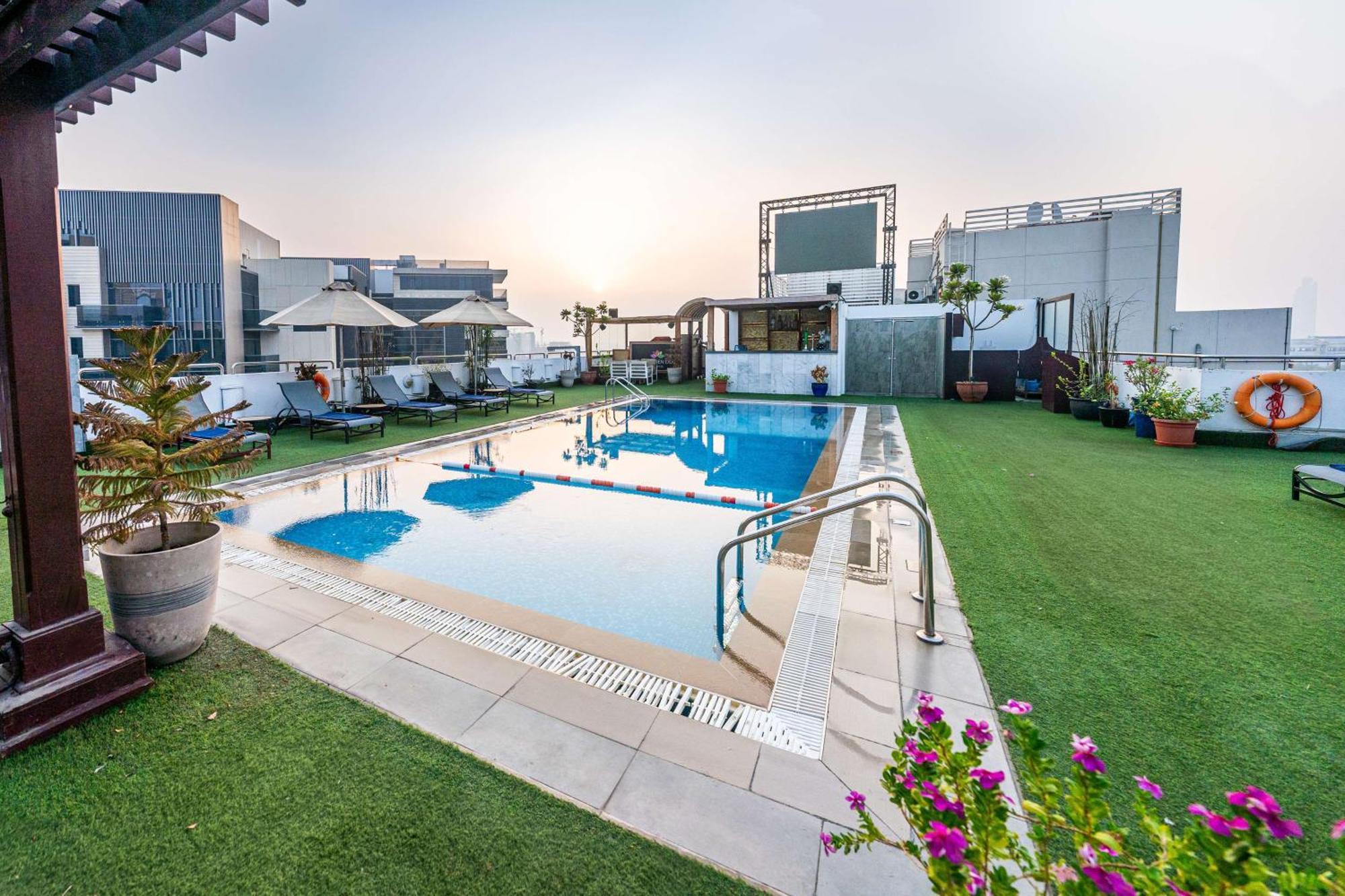 Hilton Garden Inn Dubai Jumeirah Exterior photo