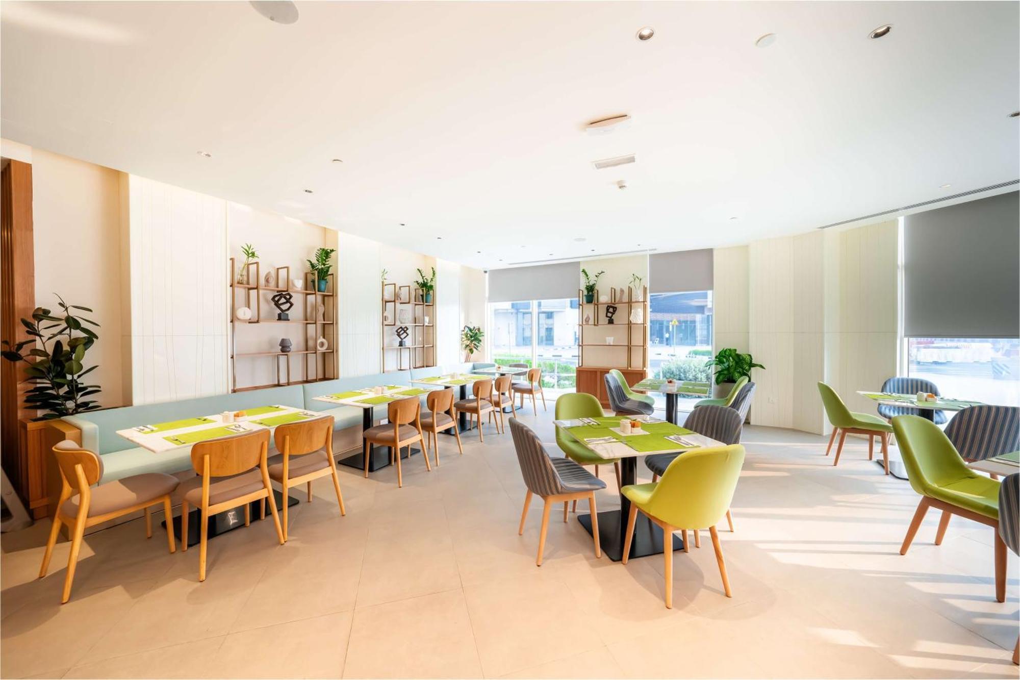 Hilton Garden Inn Dubai Jumeirah Exterior photo