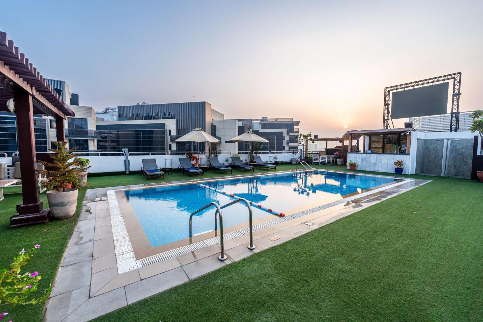 Hilton Garden Inn Dubai Jumeirah Exterior photo
